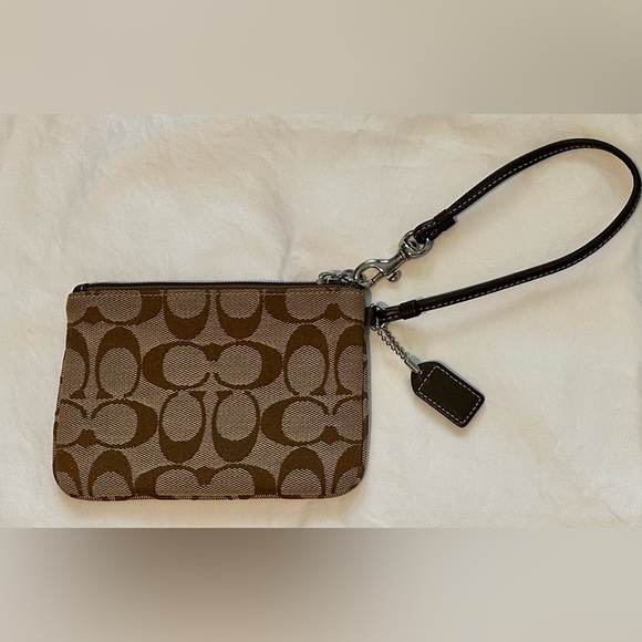 Coach | Wristlet! - Picture 3 of 11